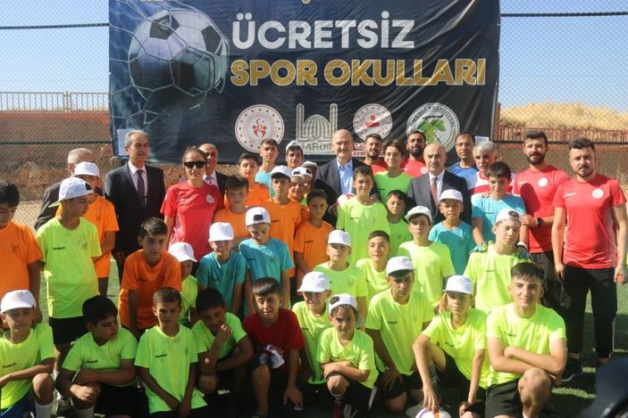 i Süleyman Soylu, Mardin’de çocuklarla bir araya gelerek top sektirdi