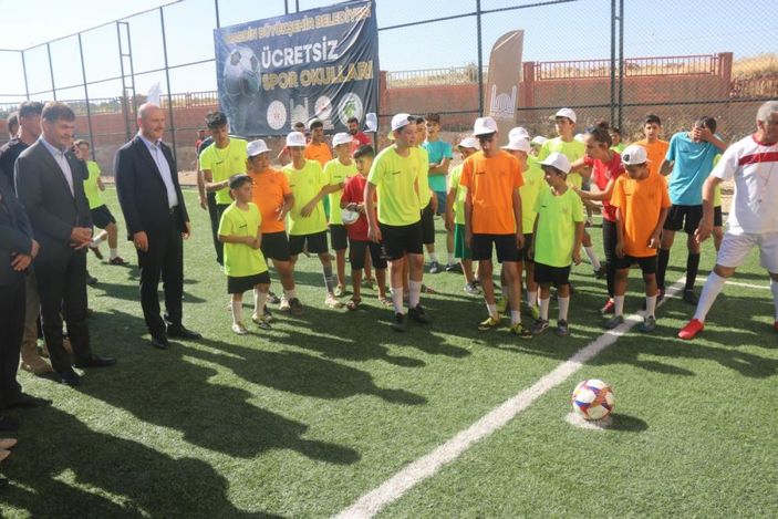 i Süleyman Soylu, Mardin’de çocuklarla bir araya gelerek top sektirdi