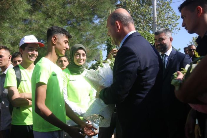 i Süleyman Soylu, Mardin’de çocuklarla bir araya gelerek top sektirdi