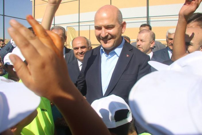i Süleyman Soylu, Mardin’de çocuklarla bir araya gelerek top sektirdi