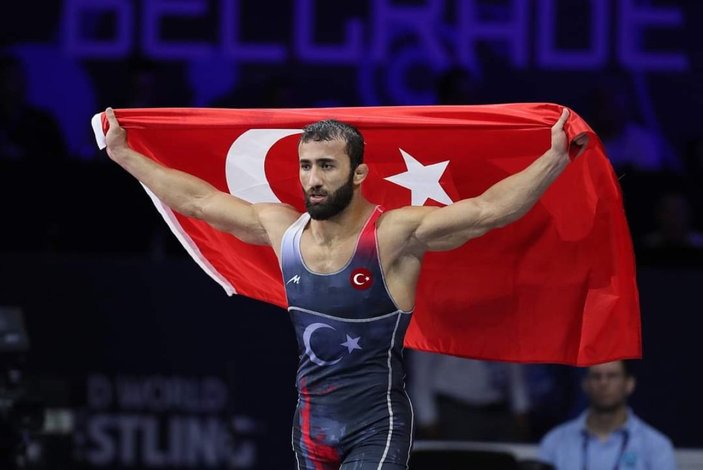 Milli güreşçi Burhan Akbudak dünya şampiyonu oldu