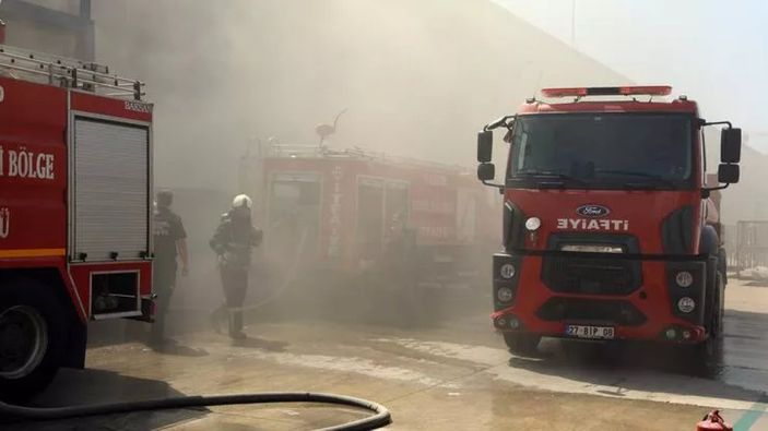 Gaziantep'te fabrikada yangın: 5 işçi dumandan etkilendi