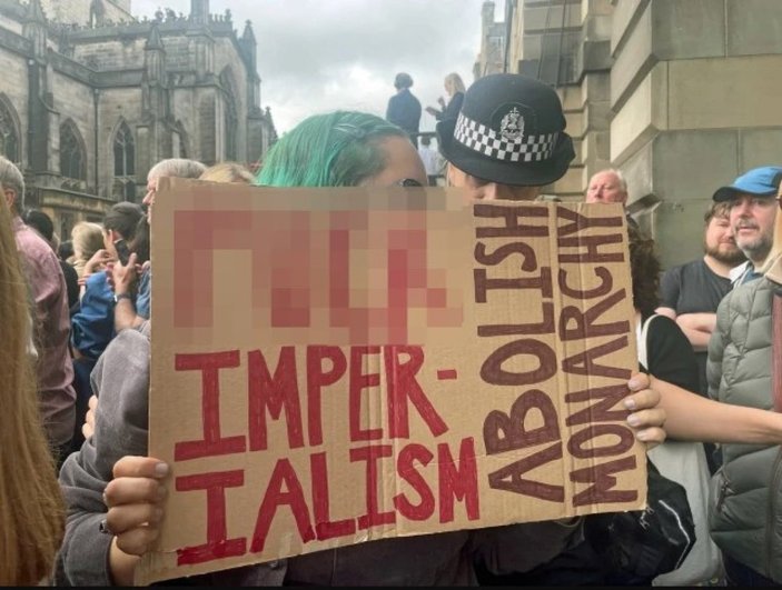 Edinburgh'da 'Monarşiyi kaldır' tabelası tutan kadın tutuklandı