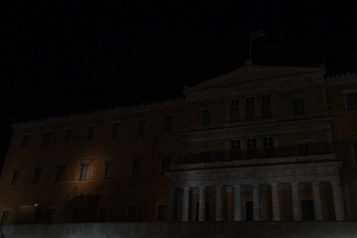 Yunanistan'da enerji tasarrufu: Parlamento binasının ışıkları söndürüldü