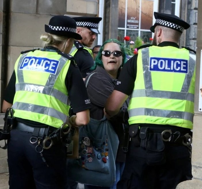 Edinburgh'da 'Monarşiyi kaldır' tabelası tutan kadın tutuklandı