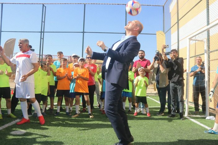 Süleyman Soylu, Mardin’de çocuklarla bir araya gelerek top sektirdi