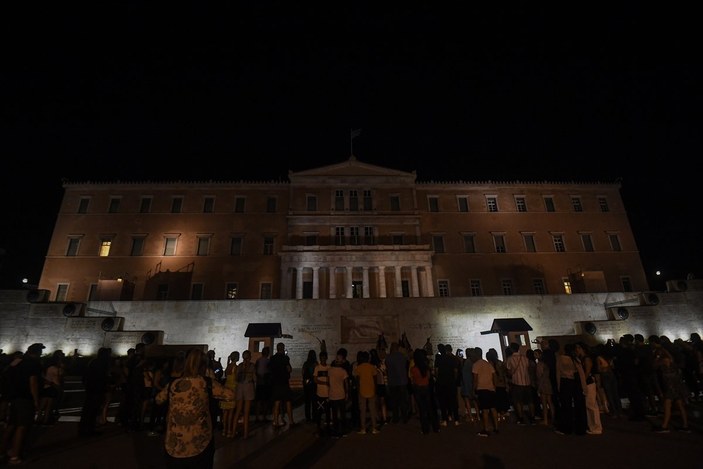 Yunanistan'da enerji tasarrufu: Parlamento binasının ışıkları söndürüldü