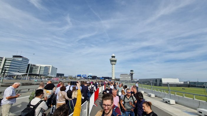Amsterdam Schiphol Havalimanı'nda aşırı yoğunluk yaşandı