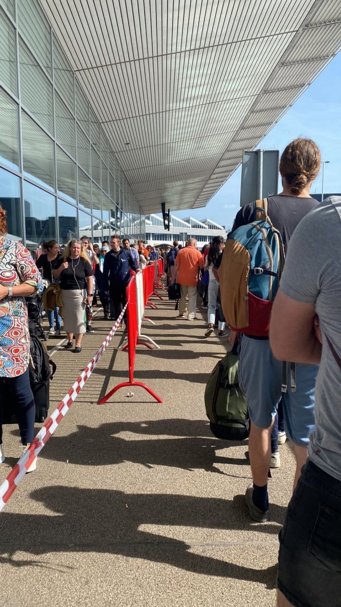 Amsterdam Schiphol Havalimanı'nda aşırı yoğunluk yaşandı