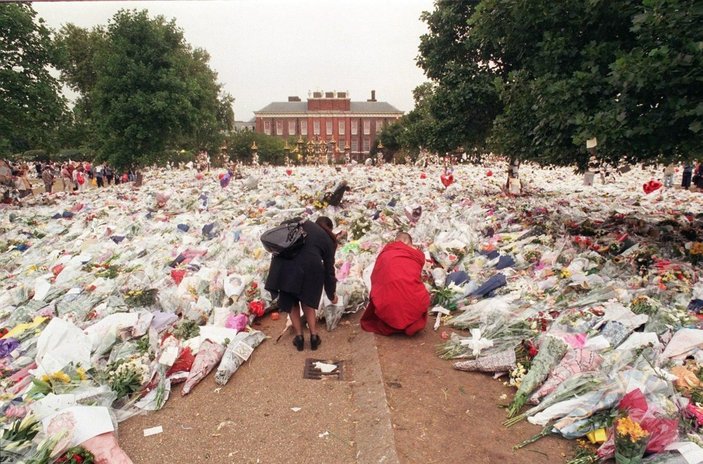 Kraliçe Elizabeth'in çiçekleri, Prenses Diana için bırakılanları geçemedi