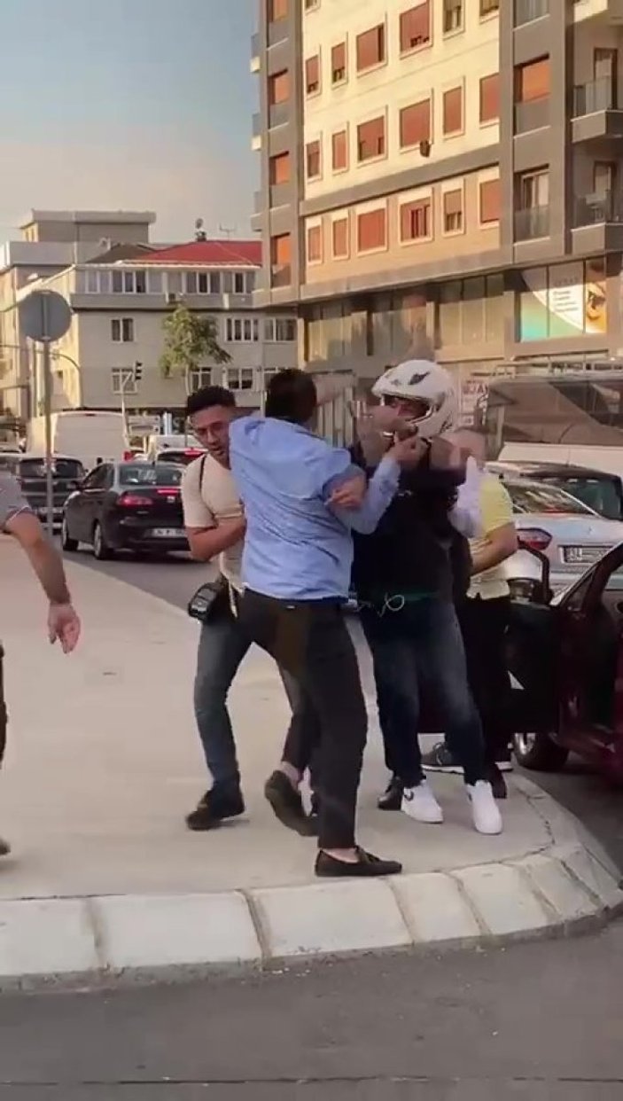 Kadıköy’de İETT şoförü ile otomobil sürücüsünün kavgası kamerada