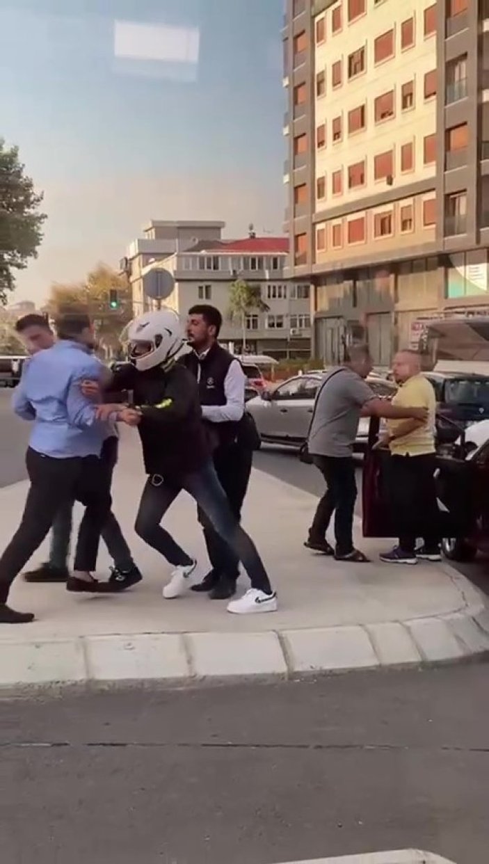 Kadıköy’de İETT şoförü ile otomobil sürücüsünün kavgası kamerada