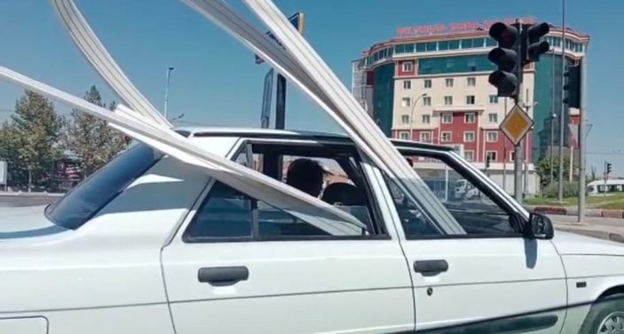 Malatya'da otomobil sürücüsünün tehlikeli yolculuğu kamerada