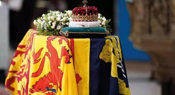 Kral 3. Charles, Kraliçe 2. Elizabeth'in cenazesi başında nöbet tuttu