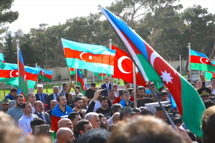 Azerbaycan, şehitlerini son yolculuğuna uğurladı