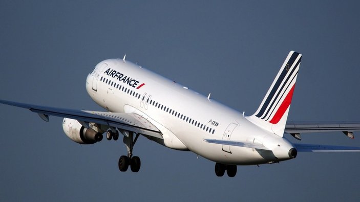 Fransa'da grev nedeniyle uçuşların yarısı durdu