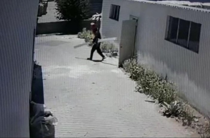 Kayseri'de hırsızlık yapan kişi, parmak izi kalmasın diye kapıyı sildi