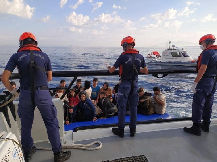 İzmir açıklarında 59 mülteci kurtarılırken, 39 göçmen de yakalandı