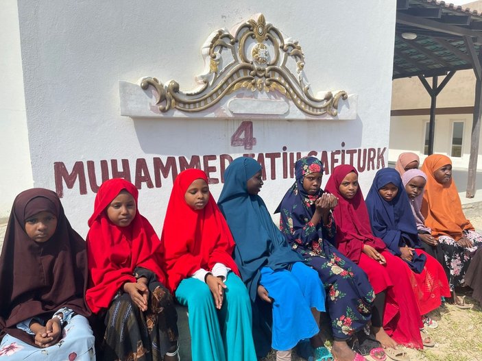 Somali'de Muhammed Fatih Yetimhanesi'nde şehidin babasına dua