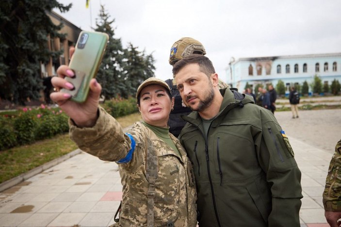 Vladimir Zelensky yeniden Ukrayna'nın kontrolüne geçen İzyum şehrinde