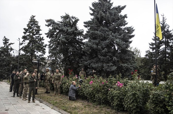 Vladimir Zelensky yeniden Ukrayna'nın kontrolüne geçen İzyum şehrinde