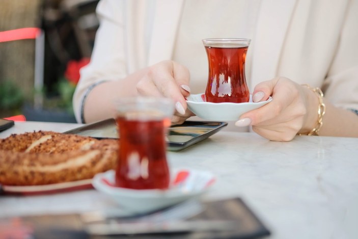 Çok fazla çay içmek kötü mü? Günde ne kadar çay içilir?