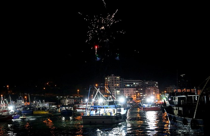 Akdenizli balıkçılar, ağlarını atmak için denize açıldı