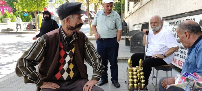 Bursa'da bıyıklarından vazgeçemeyen adam istifa etti