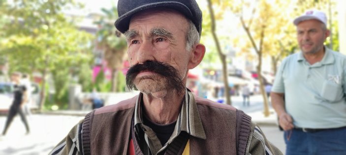 Bursa'da bıyıklarından vazgeçemeyen adam istifa etti