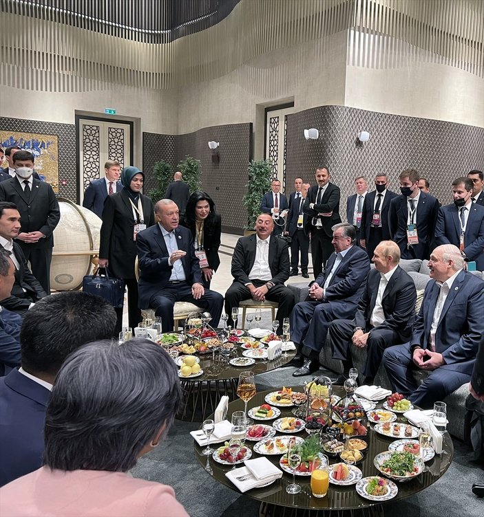 Aslı Aydıntaşbaş ve Nevşin Mengü'den Erdoğan'ın liderlerle fotoğrafına övgü tepkisi