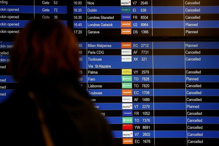 Fransa'da grev nedeniyle uçuşlar iptal edildi