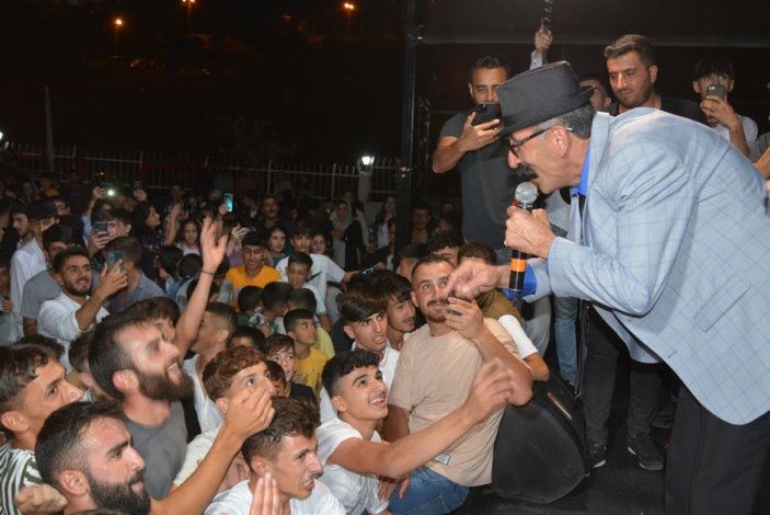 Hakkari'de konser veren Tıvorlu İsmail'e sevgi seli