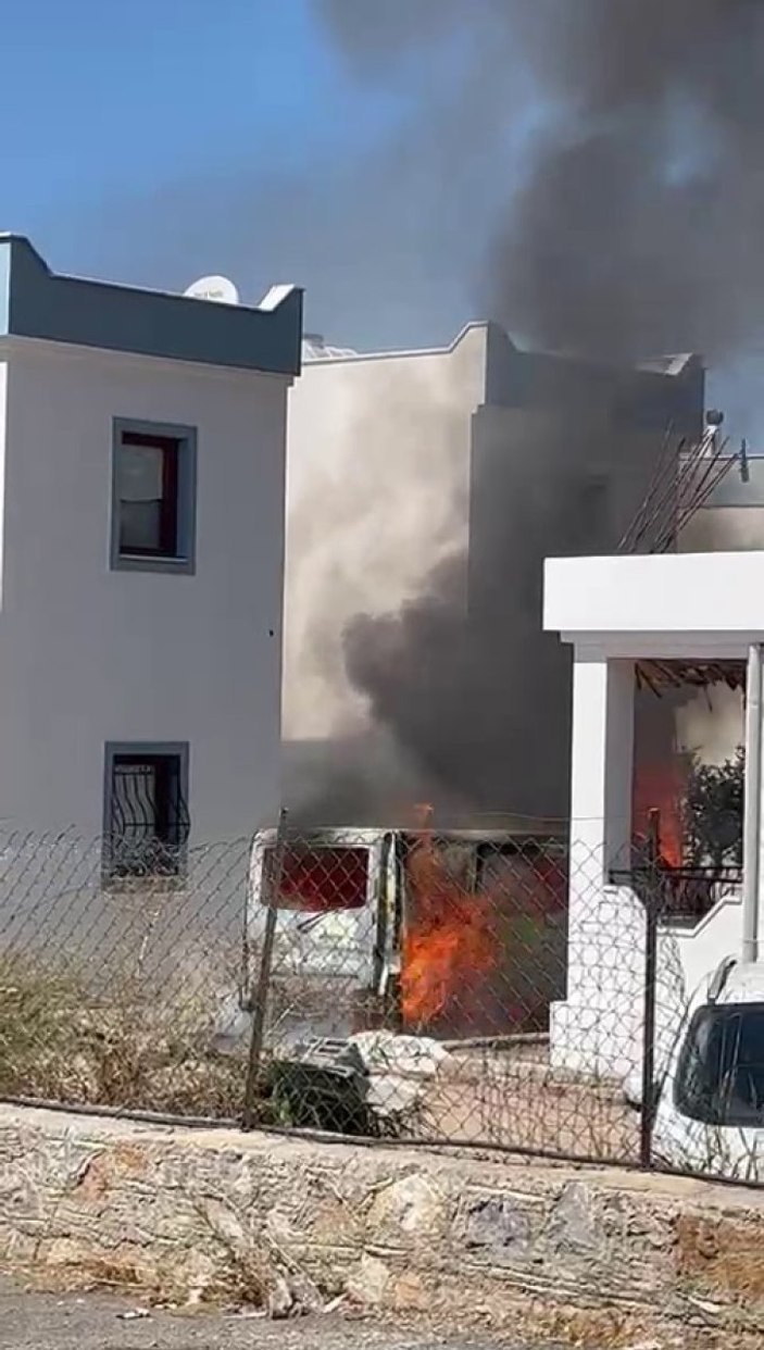 Muğla'da park halindeki kamyonet küle döndü