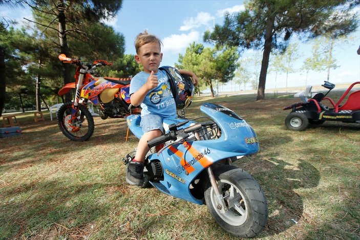 Samsun'da 3.5 yaşındaki çocuk, babasının yaptığı motosiklete usta gibi biniyor
