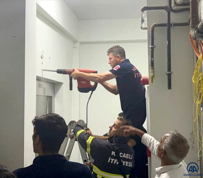 Kocaeli'de asansörde mahsur kalan 9 kişi kurtarıldı