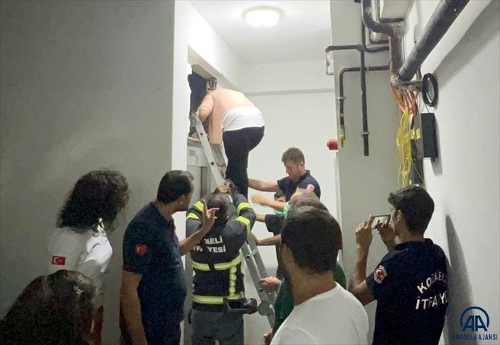 Kocaeli'de asansörde mahsur kalan 9 kişi kurtarıldı