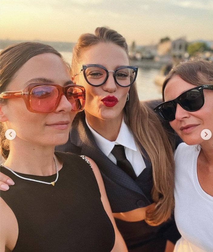 Serenay Sarıkaya mini takımıyla fotoğraf paylaştı