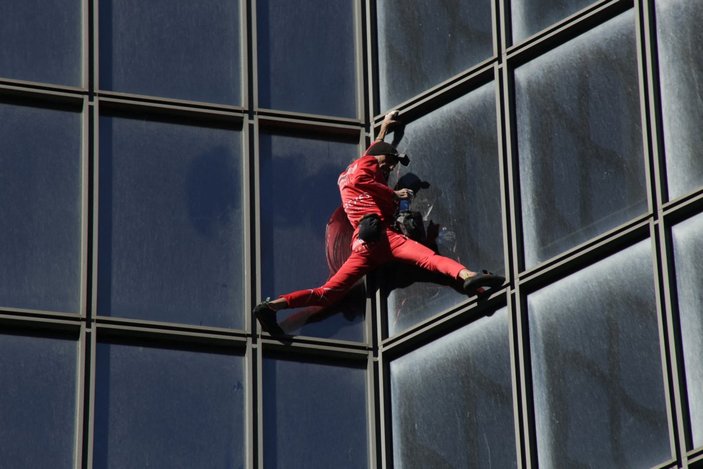 Örümcek Adam Robert, 60. yaş gününde Paris'te gökdelene tırmandı