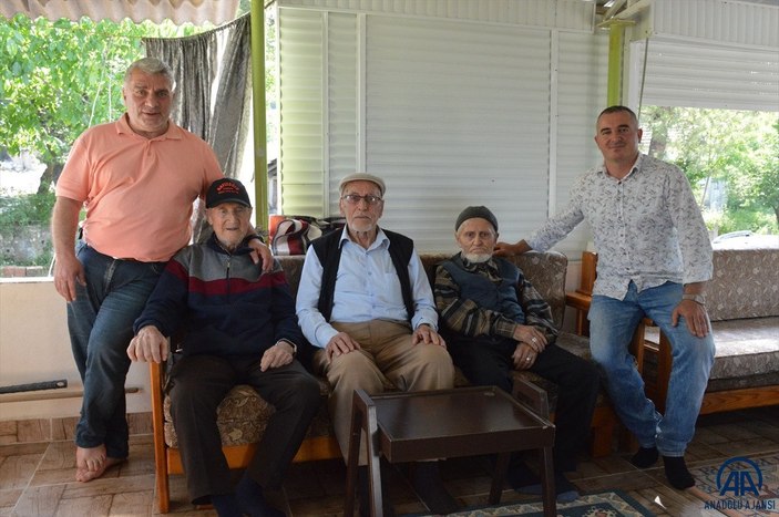 Sakarya'da bir asrı deviren asker arkadaşları, 70 yıl sonra özlem giderdi