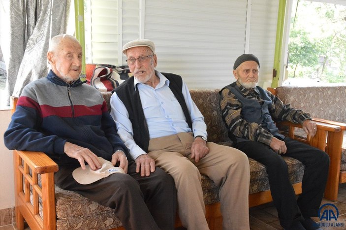 Sakarya'da bir asrı deviren asker arkadaşları, 70 yıl sonra özlem giderdi