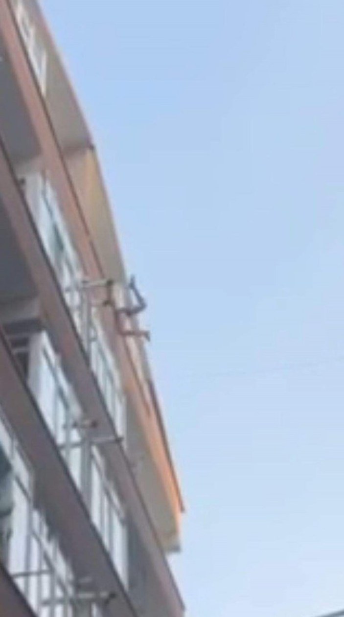 Tekirdağ'da, polisten kaçabilmek için balkondan sarktı