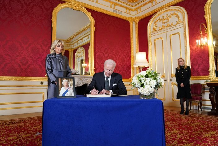 Joe Biden, Kraliçe Elizabeth için taziye mesajı yazarken elindeki nota baktı
