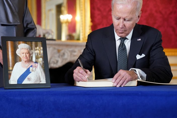 Joe Biden, Kraliçe Elizabeth için taziye mesajı yazarken elindeki nota baktı