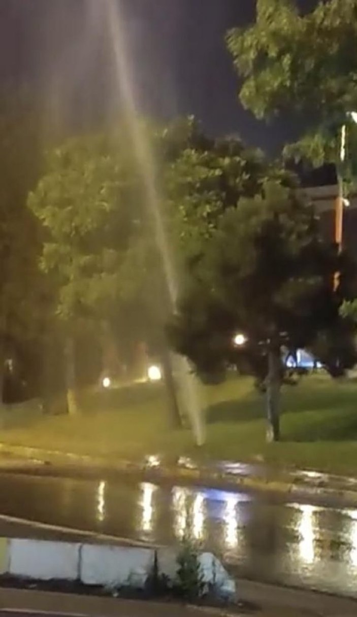 Ataşehir’de bozulan çim sulama fıskiyesinden dakikalarca su aktı