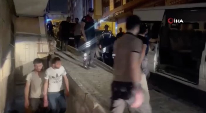 İstanbul'da uyuşturucu baskını yapılan evden kaçak göçmenler çıktı