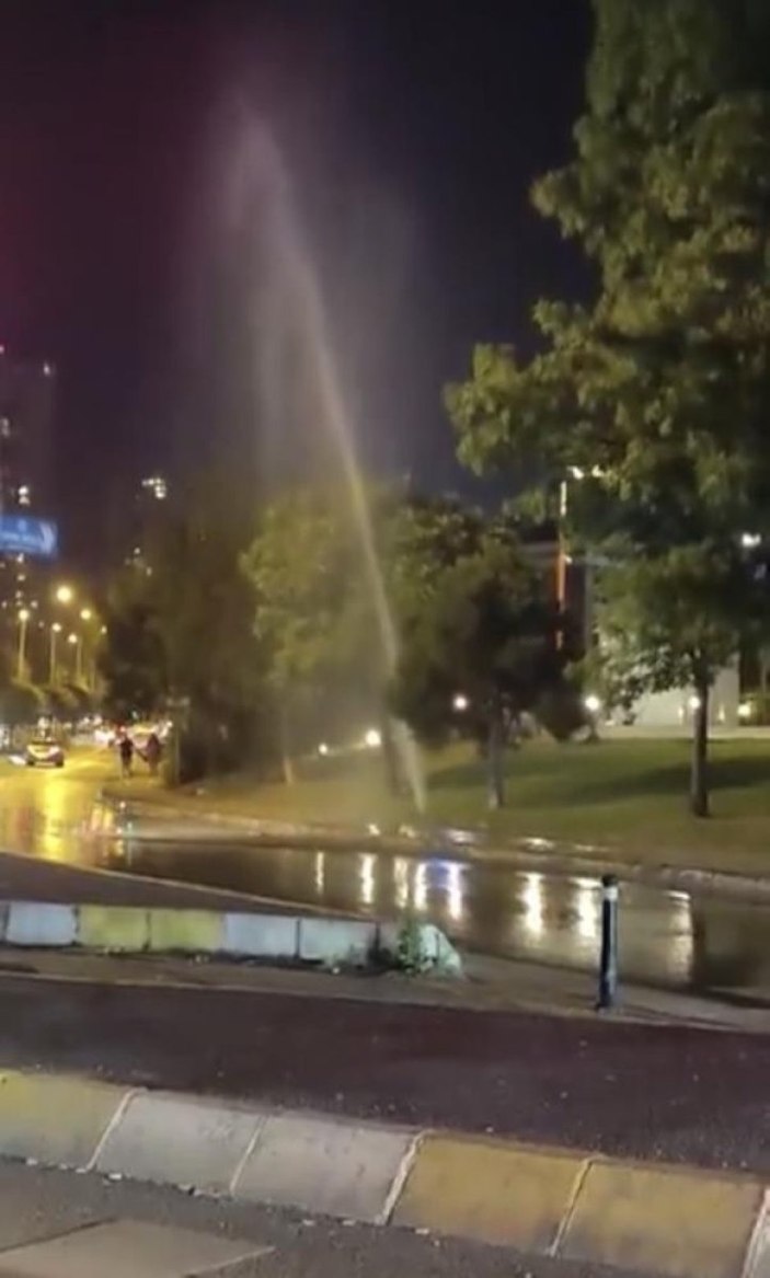 Ataşehir’de bozulan çim sulama fıskiyesinden dakikalarca su aktı