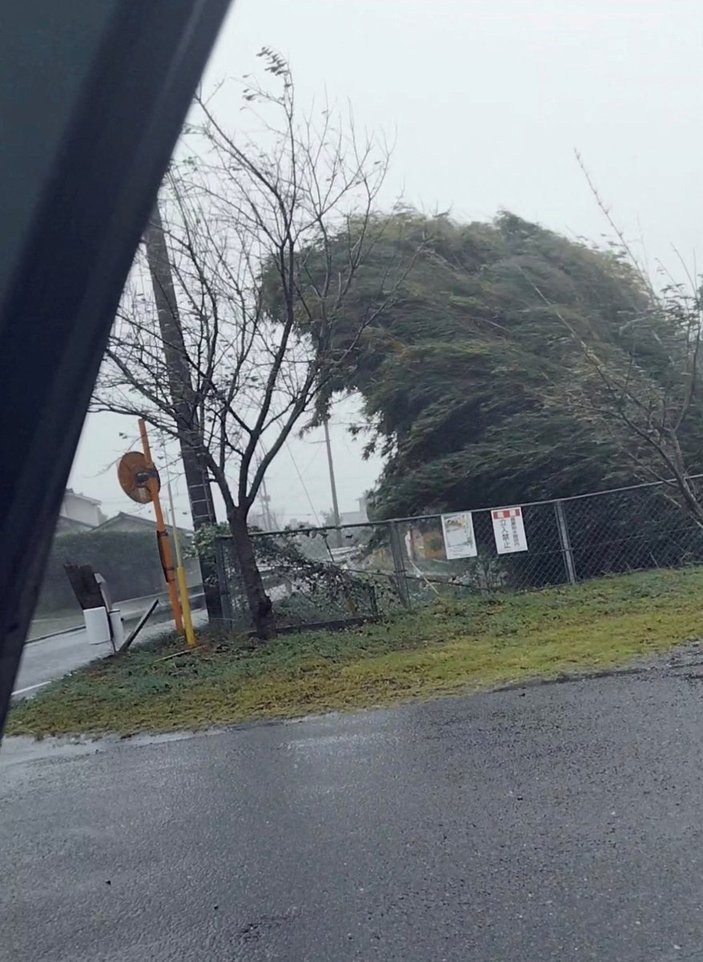 Japonya'da Nanmadol Tayfunu: Tren istasyonunu su bastı