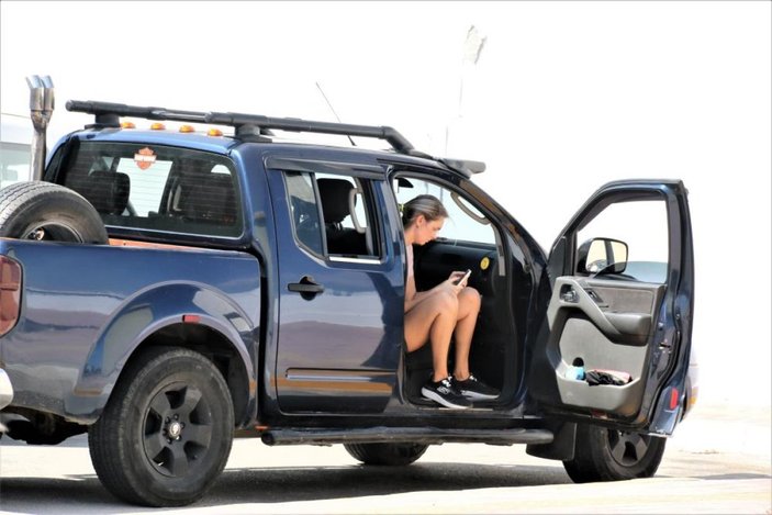 Antalya'da kaza yapan Ukraynalı kadın sürücü şoka girdi