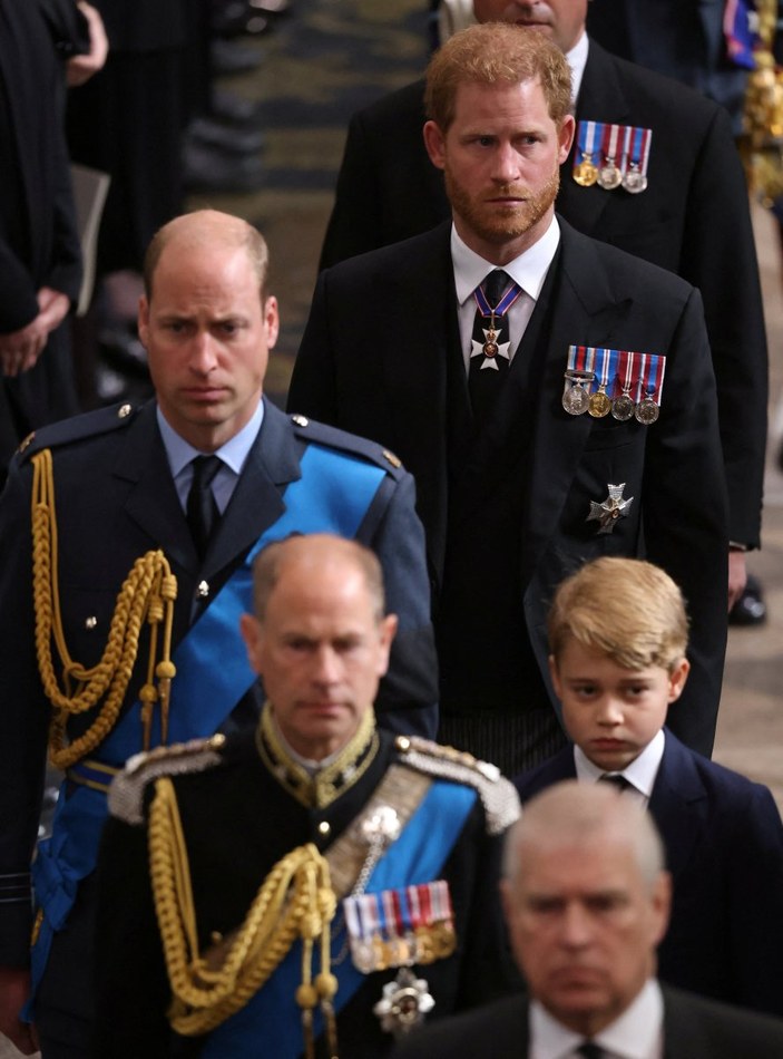 İngiltere'de tahtın ikinci varisi Prens George, cenaze törenine katıldı