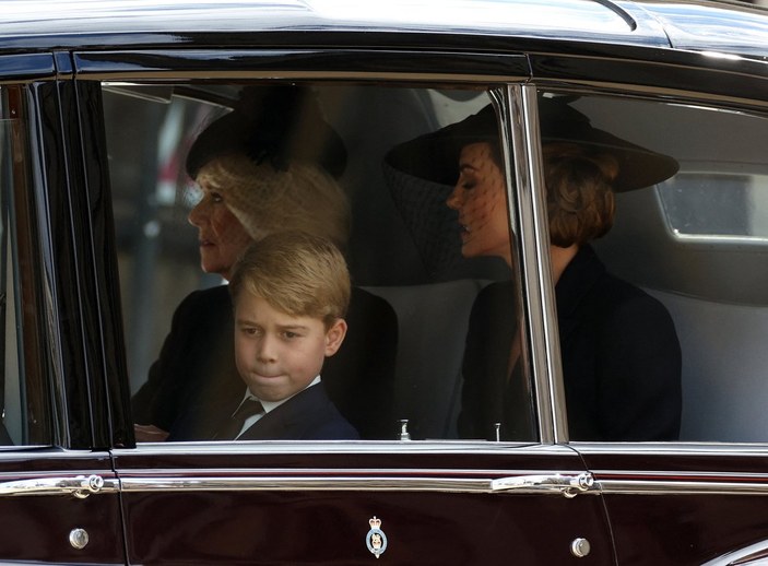 İngiltere'de tahtın ikinci varisi Prens George, cenaze törenine katıldı